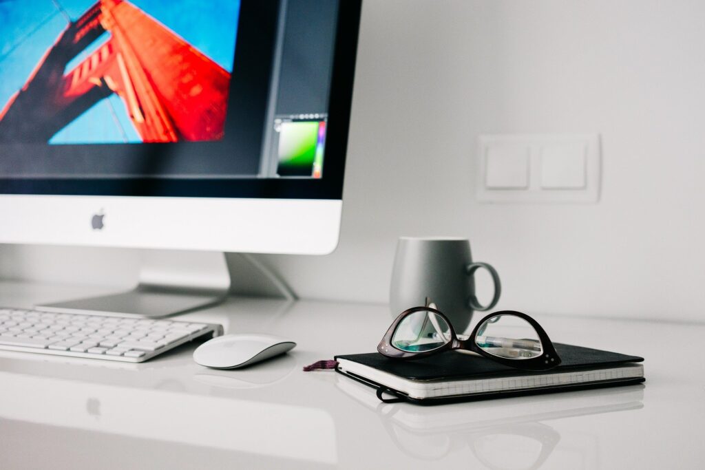 bureau et ordin et lunettes